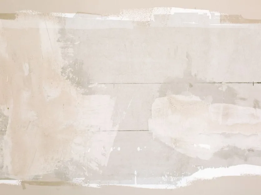Mur enduit et repris, prêt pour la sous-couche